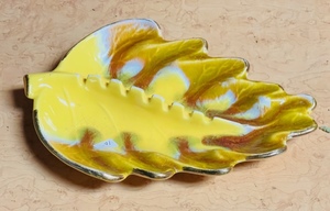 lot 276 image: Retro California USA&nbsp Art Pottery Yellow Leaf Shaped Ashtray 1.25T 10W