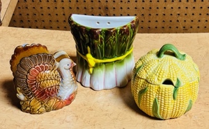 lot 280 image: Vintage Asparagus Pepper Shaker Made in Italy, Turkey Napkin Holder, &amp FWC Corn Sugar Bowl