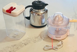 lot 295 image: Black &amp Decker Handy Juicer, Mr. Coffee Stainless Steel Carafe, Airtight Sealing Container&nbsp