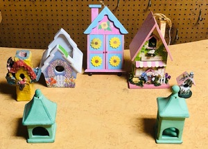 lot 317 image: Seven Decorative Birdhouses