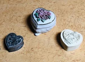 lot 332 image: Three Beautiful Heart-Shaped Trinket Boxes - Including Flomo Unlimited & 2009 Angelstar