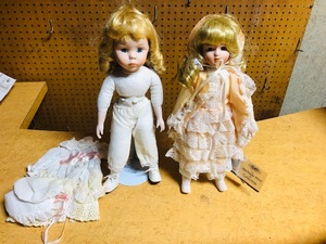 lot 339 image: Two Heritage Mint Porcelain Dolls