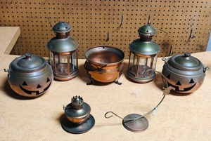 lot 342 image: Lot of Seven Brass Pieces - Including Calderons & Tea Lamps Made in Turkey