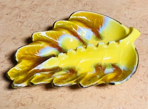 lot 350 image: Retro California USA Art Pottery Yellow Leaf Shaped Ashtray $