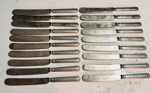 lot 355 image: 19 ANTIQUEVINTAGE ALASKA WARRANTED  SILVER PLATED COLLECTIBLE TABLE KNIVES 1900-1940