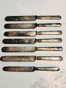 lot 356 image: 7 ANTIQUEVINTAGE WM. ROGERS WARRANTED 12 SILVER PLATED COLLECTIBLE DINNER KNIVES