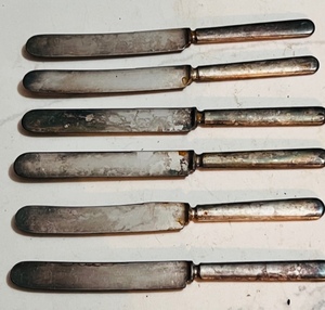 lot 357 image: 6 ANTIQUEVINTAGE SILVER PLATED COLLECTIBLE TABLE KNIVES - Including Hubbard Spencer Bartlett OVB(Our Very Best), Collin & Company Jewelers Warranted 12 DWT, & Oneida