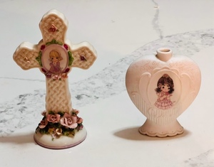 lot 369 image: Vintage Precious Moments May All Your Days Be Rosy Cross & Quinceanera Feliz Cumpleanos Standing Heart Shaped Container