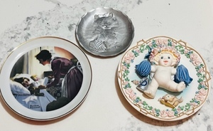 lot 370 image: The Hamilton Collection Dreamsicles Special Friends Sculptural Plate Collection - See Description for more details
