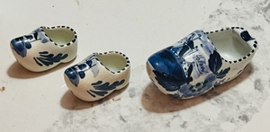 lot 372 image: Delft Hand-Painted 2.5 Porcelain Miniature Dutch Clogs & Delft Blue Ceramic Dutch Clog Ashtray