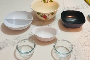 lot 384 image: Six Vintage Serving Bowls - Including Two Glass Pyrex Bowls &amp Vintage Texas Ware Melmac Divided Serving Bowl White Melamine Mid-Century