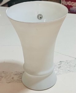 lot 386 image: Beautiful White Bouquet Vase Hand Blown In Mexico