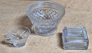 lot 409 image: SQUARE CLEAR GLASS TRINKET BOX w Fitted Lid - AVON AWARD, Vintage Anchor Hocking Glass WEXFORD Footed Compote Bowl, & Vintage Anchor Hocking Star of David Prescut Punch Cup