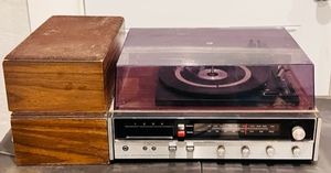 lot 33 image: Rare Vintage Sears AMFM Stereo 8 Track Player W Turntable Model 400.91713 800