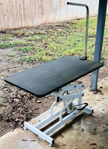 lot 43 image: Foot Operated Adjustable Height Pet Grooming Table