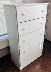 lot 74 image: White 5 Drawer Chest