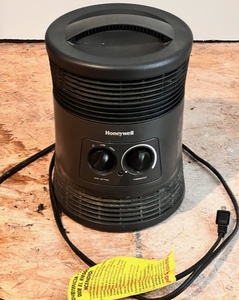 lot 105 image: Honeywell Model HHF369VMW Portable Heater