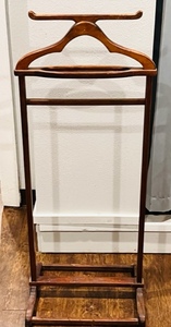 lot 109 image: Vintage Wooden Suit Tree