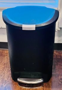 lot 128 image: Foot Operated Kitchen Trashcan