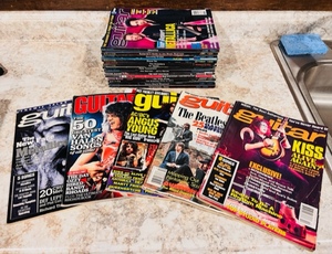 lot 178 image: 22 Vintage Mid 1990s Guitar Magazines