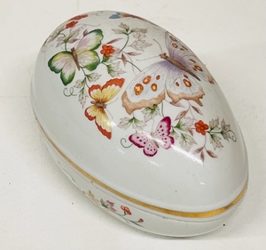 lot 184 image: VIntage 1974 Avon Fine Porcelain Egg Shaped Trinket Dish wLid&nbsp 22K Gold Trim&nbsp