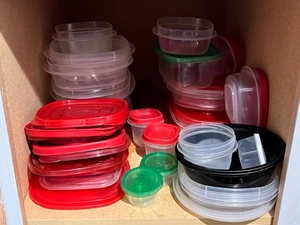 lot 212 image: Lot of Plastic Food Storage Containers