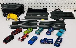 lot 224 image: Race Track &amp 10 Hot Wheels Cars