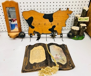 lot 227 image: Five Piece Home Decor Lot