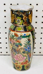 lot 252 image: Beautiful Hand-Painted Oriental Vase