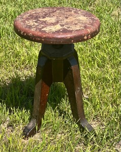lot 64 image: Antique Adjustable Height Stool WScrew In &amp Out Seat