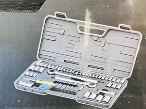 lot 68 image: 52 Piece Ratchet and Socket Set