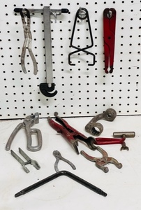 lot 92 image: Twelve Vintage Specialty Tools