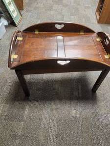 lot 32 image: Serving Tray Table That Detaches from Base