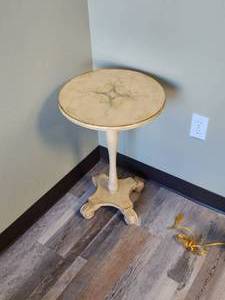 lot 128 image: Accent Table