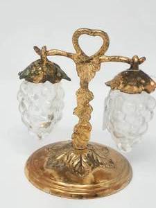 lot 19 image: Vintage Hanging Grape Salt & Peper Shaker Set