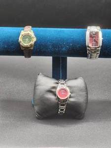 lot 46 image: Vintage Watch Lot Includes 2 Men Guess & 1 Ladies Fossil (see pictures leather band needs to be replaced on one)