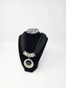 lot 47 image: Nice Black and Silver Tone Necklace