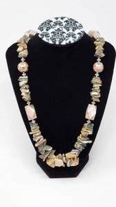 lot 104 image: Fashion Natural Stone Chip Necklace