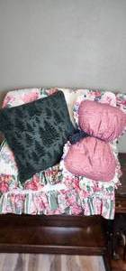 lot 157 image: Queen Size Ruffled Comforter with throw Pillows