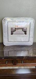 lot 159 image: Full Queen Comforter