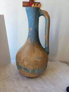 lot 4 image: Tall clay pot