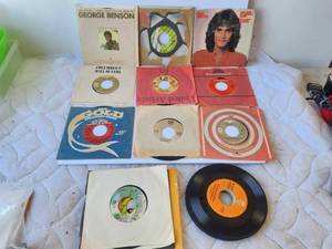 lot 34 image: Generous selection of 45 records
