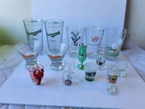 lot 62 image: Selection of barware