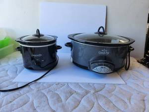 lot 68 image: Selection of 2 crock-pots
