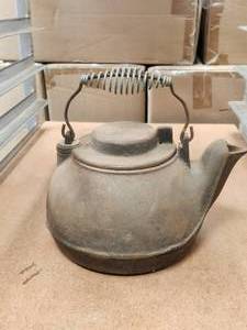 lot 76 image: Vintage Wagner 1891 original cast iron cookware teapot