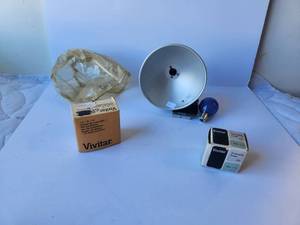 lot 98 image: Vintage camera accessories lot