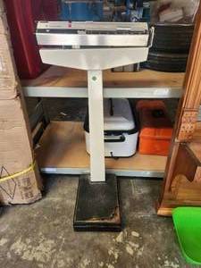 lot 224 image: Health-O-Meter Floor Scale