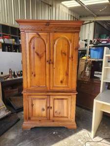 lot 231 image: Wood TV cabinet with storage
