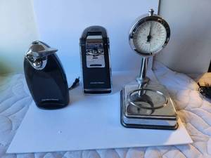 lot 112 image: Kitchen lot - 2 Can openers and a scale