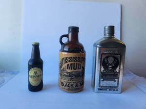 lot 113 image: Selection of barware - decor.